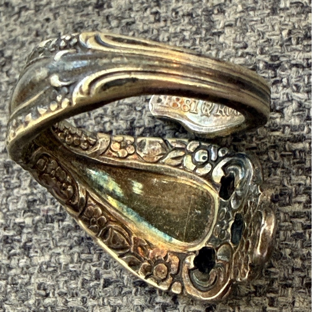 Vintage 1881 Rogers Onedia Silver Plate Spoon Ring Floral Scroll 4.5 Cottage‎ - Picture 2 of 10